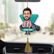 Resim Siyah Araba Önündeki Erkek Karikatürlü Araba Süsü 
