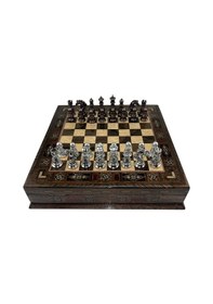 Resim Gifthome Premium Orta Boy Metal İşlemeli Klasik Satranç Takımı Ve Sandıklı Masif Ahşap Satranç Tahtası 28x28x5,5 Cm. 