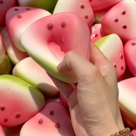 Resim Karpuz Yumuşak Jel Oyuncak - Rahatlatıcı Yavaş Geri Dönüşlü Duyusal Oyuncağı, Gerçekçi Çekirdekli Dayanıklı TPU Malzeme, Eğlenceli Yaz Renk Karışımı Tasarımı, Termoplastik Poliüretandan Yapılmış Meyve Temalı Terapötik Oyuncak 