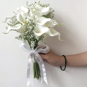 Resim Elegant White Calla Lily Artifical Bouquet with Ribbon - Ev Dekoru, Düğünler ve Kutlamalar için Mükemmel, Oturma Odası Masaüstü için İdeal, Kapak Dahil Değil, Düğün Dekoru Bouquet|Şık Çiçek Düzeni|Dekoratif Çiçekler, Bouquet Aksesuarı 