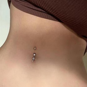Resim Rhinestones ile süslenmiş bir çelik göbek piercingi içeren bir vücut mücevheri parçası, seksi kulak piercingleri ve vücut halkalarını içerir. 