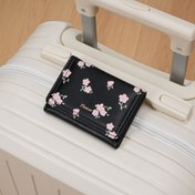 Resim Kadınlar İçin Büyük Kapasiteli Üç Katlı Çiçek Desenli Cüzdan - Siyah Zemin Üzerine Pembe Çiçekli Tasarım, Günlük ve Seyahat Kullanımı için Kompakt Kadın Cüzdanı, Öğrenciler ve Profesyoneller için Sentetik Deri Kartlık, Polyester Astarlı, Şık ve Dayanıklı Aksesuar, Profesyonel Kadın Cüzdanı 