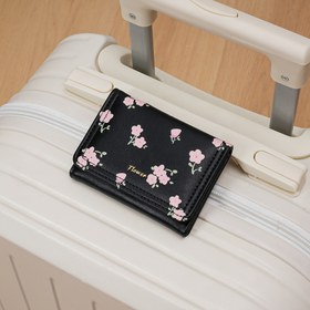 Resim Kadınlar İçin Büyük Kapasiteli Üç Katlı Çiçek Desenli Cüzdan - Siyah Zemin Üzerine Pembe Çiçekli Tasarım, Günlük ve Seyahat Kullanımı için Kompakt Kadın Cüzdanı, Öğrenciler ve Profesyoneller için Sentetik Deri Kartlık, Polyester Astarlı, Şık ve Dayanıklı Aksesuar, Profesyonel Kadın Cüzdanı 