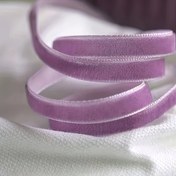 Resim 1 Rulo/3m Mor Kadife Kurdele - 1 cm Genişlikte, Yumuşak ve Parlak Yüzeyli, Yeni Yıl Projeleri, Hediye Paketleme ve Ev Dekoru için Mükemmel, Lüks Dokulu, El Sanatları İçin Premium Kalite 