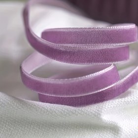 Resim 1 Rulo/3m Mor Kadife Kurdele - 1 cm Genişlikte, Yumuşak ve Parlak Yüzeyli, Yeni Yıl Projeleri, Hediye Paketleme ve Ev Dekoru için Mükemmel, Lüks Dokulu, El Sanatları İçin Premium Kalite 