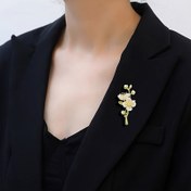 Resim Kadınların şık yasemin çiçeği broşu - Karışık renklerde klasik tarz, altın tonlu, detaylı desenli, takım elbise, ceket ve resmi kıyafetler için ideal, güvenli tokalı tasarım 