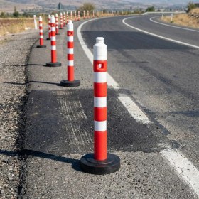 Resim İleri Trafik 10'lu Kauçuk Ağırlıklı Kırmızı Uyarı Dikmesi, 3 Reflektifli - 120 x 12 cm 