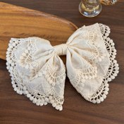 Resim Şık Beyaz Dantel İşlemeli Fiyonk Saç Tokası - Vintage Tatlı Stil Çiçek Desenli, Kumaş Kelebek Düğüm Tasarımı Şık Yarım Saç Modelleri için, Sevimli Saç Tokaları 