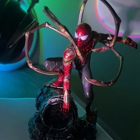 Resim Marvel Örümcek Adam Koleksiyonluk Figürü - Detaylı Ağ Desenleri ve Altın Vurguları ile El Yapımı PVC Heykel, Araba, Masa Dekoru veya Noel veya Doğum Günü Hediyesi için Mükemmel 