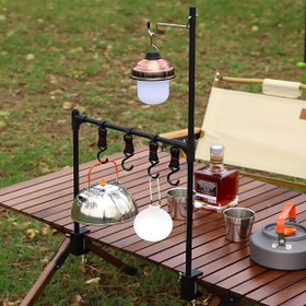 Resim Taşınabilir Alüminyum Kamp Masası Yan Rafı, Hafif Katlanabilir Lamba Tutacağı Kancalı, Kamp Ekipmanlarının Kolay Saklanması İçin Asılı Masaüstü Aksesuarı, Açık Kamp Alanı Işık Aksesuarları 