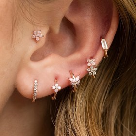 Resim Kadınlar için Altın Kaplama Halka Küpe Seti - 6'lı Moda Bakır Kıkırdak Piercing Takıları Pembe Zirkon Çivilerle, Çiçek & Klasik Tasarımlar Herkes İçin 