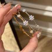 Resim Şık Altın Kaplama Bakır Bileklik, Parıldayan Sentetik Zirkonya Çiçeklerle - Günlük ve Özel Günler İçin Klasik Minimalist Tasarım, Sevgililer Günü Hediye Fikri 
