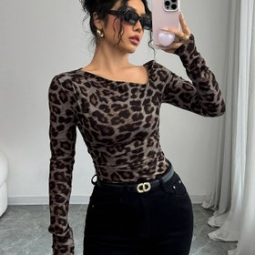 Resim Leopar Desenli Uzun Kollu Üst, Benzersiz Eğik Yaka Tasarımı 