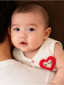 Resim muvina Unisex Bebek Beyaz Kapitoneli Tek Kat Figürlü Pamuklu Yelek Kırmızı Kalpli 