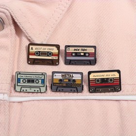 Resim Vintage Müzik Kaseti Broş İğneleri: Sırt Çantaları, Giysiler ve Hediyeler için Karikatür Kaset Şarkı Rozetleri 