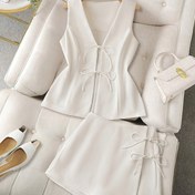 Resim Düz Renkli, Kolsuz Yelek ve Mini Etekli Şık Kadın İki Parçalı Set, Minimalist Moda, Yaz İçin Mükemmel. 