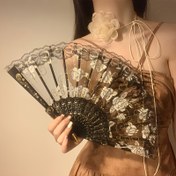Resim Şık Vintage Dantel Gül Katlanır Yelpaze - Geleneksel Çin Hanfu El Aksesuarı, Çiçekli Desenler, Siyah & Beyaz Tasarım, Dans ve Günlük Kullanım İçin Mükemmel, Kadınlar için İdeal Hediye, Zarif İşçilik 