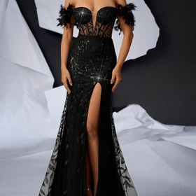 Resim Kadınlar için yeni, şık ve zarif omuzlu elbise, süslemeler, yüksek yan delik ve uyumlu bel ile, resmi etkinlikler için mükemmel. 