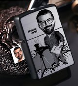 Resim Kişiye Özel Bay Yönetmen Karikatürlü Benzinli Siyah Metal Çakmak 