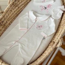 Resim Carousel Kız Bebek Organik Yenidoğan Seti Pembe - 4 Parça Set(Biyeli Battaniye) + Yastık 