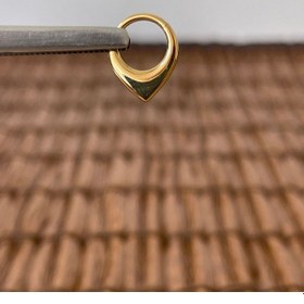Resim 316 L Cerrahi Çelik Anti Alerjik V Model 8 Mm X 1.2mm Altın Kilitli Halka Piercing Zümrüt yeşili 