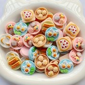 Resim 10 adet Miniatur Yiyecek ve Tatlı Reçine Kolyeler - Renkli DIY El Sanatları Süslemeleri, Takılar, Anahtarlık ve Aksesuarlar için, Pastel Pastalar, Pizzalar ve Pudinglerle Oyuncak Tatlı Tasarımları, Takı Yapımı için Kolyeler 