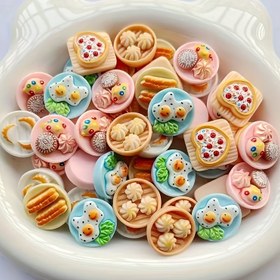 Resim 10 adet Miniatur Yiyecek ve Tatlı Reçine Kolyeler - Renkli DIY El Sanatları Süslemeleri, Takılar, Anahtarlık ve Aksesuarlar için, Pastel Pastalar, Pizzalar ve Pudinglerle Oyuncak Tatlı Tasarımları, Takı Yapımı için Kolyeler 