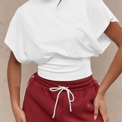 Resim Kadınlar için şık ve rahat bir üst kısımdır. Düz renkli, kısa kollu, polyester elyafından üretilmiş, bol keseli ve büyük manşetli bir üst kısımdır. 