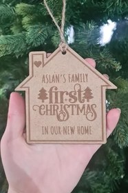 Resim P.E.K.Shop Ahşap Kişiye Özel Soyisimli Aileye Özel İlk Yılbaşı Ağaç Süsü Yılbaşı Hediyesi Süs 