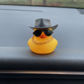 Resim Gözlüklü ve zincirli 1 adet PC Gösterge Ördek Biblo, PVC Malzemeden Siyah Şapkalı Otomobil Süs Ördeği 