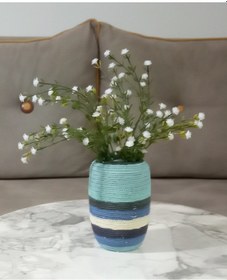 Resim Vazoda Beyaz Yapay Çiçek Dekoratif Mavi Örgü Poliresin Vazo Dahil 7 x 7 x 16 CM 