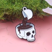 Resim Erkekler İçin Gotik Kahve Tutkunu Rozeti - Kafatası ve Dökülen Kahve Grafikli Siyah Beyaz Retro Pin - Ceket, Şapka, Çanta için Koyu Mizah Hediyesi - Heavy Metal Hayranları & Baristalar için Kahve Bar Malzemeleri 