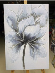 Resim Beyaz Simli Mavimsi Çiçekli Kanvas Tablo Sağa Bakan 