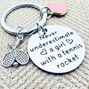 Resim Paslanmaz Çelik Tenis Tutkunu Anahtarlık - İlham Verici Spor Aksesuarı - 'Bir Kızın Tenis Sopası ile Her Zaman Üstlenmeyin' - Erkekler ve Kadınlar için Uygun Tenis Oyuncuları ve Hayranları İçin Mükemmel Hediye. 