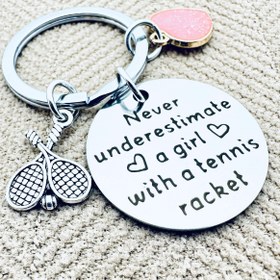 Resim Paslanmaz Çelik Tenis Tutkunu Anahtarlık - İlham Verici Spor Aksesuarı - 'Bir Kızın Tenis Sopası ile Her Zaman Üstlenmeyin' - Erkekler ve Kadınlar için Uygun Tenis Oyuncuları ve Hayranları İçin Mükemmel Hediye. 