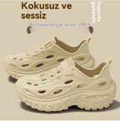 Resim Erkekler Dışında Kalın Tabanlı Sandaletler Giyer Tire Bottom Khaki 