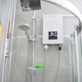 Resim Feyza Design Dijital Sıcaklık Ayarlı Akıllı Şofben Beyaz, Güçlü ve Kullanışlı 