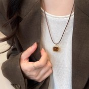 Resim 1 şık sonbahar ve kış sentetik deri kolye, ayarlanabilir uzunluklu çekme zinciri, kadın minimalist pandantifli kazak zinciri, modaya uygun köprücük kemiği zinciri, yazlık etek veya kısa kollu kıyafetlerle eşleştirmeye özel, tüm mevsimler için mükemmel 