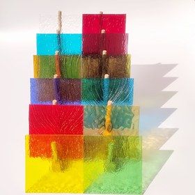 Resim 1 adet 10X10Cm Renkli Cam Levhaları Gökkuşağı Renklerinde: Kırmızı, Sarı, Mavi, Yeşil, Mor ve Turuncu. Bu Şeffaf Cam Panelleri Sanat Sınıfları, DIY El Sanatları, Renkli Cam Boyama, Cam Lamba Şekilleri, Kilise Mozaikleri ve Mozaik DIY Malzemeleri için Uygun. Çeşitli Renkli Cam Parçaları. 