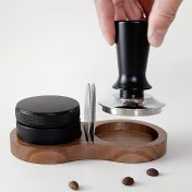Resim Espresso Makineleri için Ayarlanabilir Basınç Düğmesi, Su Bölücü Ağı ve Depolama Bölmeli Premium Ceviz Ağacı Kahve Sıkma İstasyonu - Dayanıklı ve Şık Kahve Araçları Organizatörü, Kahve Barı 