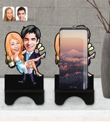 Resim Bk Gift Kişiye Özel Evleniyoruz Karikatürlü Ahşap Biblo Telefon Standı-4 