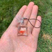 Resim 1 adet Poliresin Altın Balık Kolye Anahtarlık, Günlük Tarz Kırmızı Balık Çanta Süsü, Örgüsüz Plastik Askı, Kaplamasız Değerli Metal, Telefon Kılıfı, Kırtasiye Kutusu, Saç Süsü, Zarif Okul Çantası Asma Takı için DIY Aksesuar 