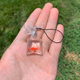 Resim 1 adet Poliresin Altın Balık Kolye Anahtarlık, Günlük Tarz Kırmızı Balık Çanta Süsü, Örgüsüz Plastik Askı, Kaplamasız Değerli Metal, Telefon Kılıfı, Kırtasiye Kutusu, Saç Süsü, Zarif Okul Çantası Asma Takı için DIY Aksesuar 