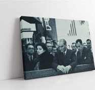 Resim Atatürk Fabrika Önünde Gösteri İzlerken 