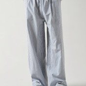 Resim Erkekler için Rahat Açık Mavi Çizgili Düz Paça Pantolonlar ve Bel Bağı - Yazlık Polyester Pantolonlar, Makinede Yıkanabilir, Günlük Kıyafetler İçin Konforlu Kalıp, Her Gün Kullanım İçin Uygun | Çizgili Rahat Pantolonlar | Nefes Alabilen Malzeme 