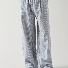 Resim Erkekler için Rahat Açık Mavi Çizgili Düz Paça Pantolonlar ve Bel Bağı - Yazlık Polyester Pantolonlar, Makinede Yıkanabilir, Günlük Kıyafetler İçin Konforlu Kalıp, Her Gün Kullanım İçin Uygun | Çizgili Rahat Pantolonlar | Nefes Alabilen Malzeme 