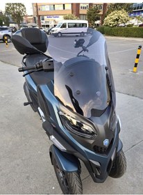 Resim Motocam Piaggio Mp3 530 Ön Cam 2023-2026 Model 60cm Füme Renkli 4mm Orta Boylu 