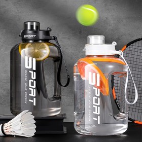 Resim 1 adet 2.5L/84.54oz Büyük Kapasiteli Sızdırmaz Pipetli Su Şişesi - Taşınabilir, Dayanıklı PC Plastik Flip Top Kapaklı, Dış Mekan Sporları, Seyahat & Fitness için İdeal, "SPORT" Motivasyonel Tasarım ile Şık Bir Şekilde Hidrate Edin, Spor Su Şişesi|Motivasyonel Şişe|Sağlam Saplı Şişe 