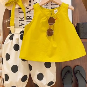 Resim Kızlar için yazlık sarı kolsuz üst ve rahat polka desenli pantolonlu iki parçalı set, dış mekanlar için şapka dahil 