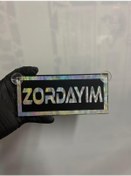 Resim Siyah Renk Üzeri Hologram Renk Zordayım Yazılı Vantuzlu Cam Süsü 